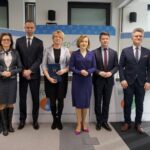 27.01.2020. Kielce. Podpisanie umów w ramach „Ogólnopolskiego programu gospodarki wodno-ściekowej poza granicami aglomeracji ujętych w Krajowym Programie Oczyszczania Ścieków Komunalnych”. Na zdjęciu (od lewej): Grzegorz Socha - zastępca prezesa WFOŚiGW w Kielcach, Agata Wojtyszek - poseł PiS, Jarosław Pawelec - wójt gminy Smyków, Wiesława Lesiak - skarbnik gminy Smyków, Anna Krupka - wiceminister sportu, Bartłomiej Dorywalski - poseł PiS, Krzysztof Słoń - senator PiS i Ryszard Gliwiński - prezes WFOŚiGW w Kielcach / Piotr Kwaśniewski / Radio Kielce