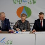 27.01.2020. Kielce. Podpisanie umów w ramach „Ogólnopolskiego programu gospodarki wodno-ściekowej poza granicami aglomeracji ujętych w Krajowym Programie Oczyszczania Ścieków Komunalnych”. Na zdjęciu (od lewej): Krzysztof Gajewski - wójt gminy Waśniów, Bogumiła Bugaj - skarbnik gminy Waśniów i Ryszard Gliwiński - prezes WFOŚiGW w Kielcach / Piotr Kwaśniewski / Radio Kielce