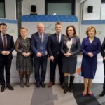 27.01.2020. Kielce. Podpisanie umów w ramach „Ogólnopolskiego programu gospodarki wodno-ściekowej poza granicami aglomeracji ujętych w Krajowym Programie Oczyszczania Ścieków Komunalnych”. Na zdjęciu (od lewej): Grzegorz Socha - zastępca prezesa WFOŚiGW w Kielcach, Bartłomiej Dorywalski - poseł PiS, Bogumiła Bugaj - skarbnik gminy Waśniów, Krzysztof Gajewski - wójt gminy Waśniów, Krzysztof Słoń - senator PiS, Agata Wojtyszek - poseł PiS, Anna Krupka - wiceminister sportu i Ryszard Gliwiński - prezes WFOŚiGW w Kielcach / Piotr Kwaśniewski / Radio Kielce