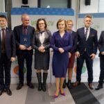 27.01.2020. Kielce. Podpisanie umów w ramach „Ogólnopolskiego programu gospodarki wodno-ściekowej poza granicami aglomeracji ujętych w Krajowym Programie Oczyszczania Ścieków Komunalnych”. Na zdjęciu (od lewej): Grzegorz Socha - zastępca prezesa WFOŚiGW w Kielcach, Bartłomiej Dorywalski - poseł PiS, Zbigniew Janik - wójt gminy Gnojno, Agata Wojtyszek - poseł PiS, Anna Krupka - wiceminister sportu, Maria Małasińska - skarbnik gminy Gnojno, Krzysztof Słoń - senator PiS i Ryszard Gliwiński - prezes WFOŚiGW w Kielcach / Piotr Kwaśniewski / Radio Kielce