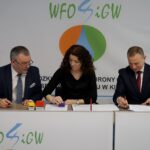 27.01.2020. Kielce. Podpisanie umów w ramach „Ogólnopolskiego programu gospodarki wodno-ściekowej poza granicami aglomeracji ujętych w Krajowym Programie Oczyszczania Ścieków Komunalnych”. Na zdjęciu (od lewej): Marek Juszczyk - burmistrz gminy Skalbmierz, Agnieszka Basiak - skarbnik gminy Skalbmierz i Ryszard Gliwiński - prezes WFOŚiGW w Kielcach / Piotr Kwaśniewski / Radio Kielce