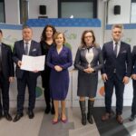 27.01.2020. Kielce. Podpisanie umów w ramach „Ogólnopolskiego programu gospodarki wodno-ściekowej poza granicami aglomeracji ujętych w Krajowym Programie Oczyszczania Ścieków Komunalnych”. Na zdjęciu (od lewej): Grzegorz Socha - zastępca prezesa WFOŚiGW w Kielcach, Bartłomiej Dorywalski - poseł PiS, Marek Juszczyk - burmistrz gminy Skalbmierz, Agnieszka Basiak - skarbnik gminy Skalbmierz, Anna Krupka - wiceminister sportu, Agata Wojtyszek - poseł PiS, Krzysztof Słoń - senator PiS i Ryszard Gliwiński - prezes WFOŚiGW w Kielcach / Piotr Kwaśniewski / Radio Kielce