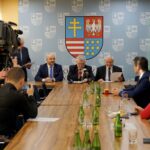 27.01.2020. Kielce. Przyznanie środków na realizację zadań inwestycyjnych w obiektach pełniących funkcje kulturalne. Na zdjęciu (w środku): Mariusz Gosek - członek zarządu województwa świętokrzyskiego, Andrzej Bętkowski - marszałek województwa świętokrzyskiego i Marek Jońca - członek zarządu województwa świętokrzyskiego / Piotr Kwaśniewski / Radio Kielce
