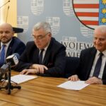 27.01.2020. Kielce. Przyznanie środków na realizację zadań inwestycyjnych w obiektach pełniących funkcje kulturalne.  Na zdjęciu (od lewej): Mariusz Gosek - członek zarządu województwa świętokrzyskiego, Andrzej Bętkowski - marszałek województwa świętokrzyskiego i Marek Jońca - członek zarządu województwa świętokrzyskiego / Piotr Kwaśniewski / Radio Kielce