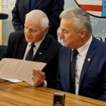 27.01.2020. Kielce. Przyznanie środków na realizację zadań inwestycyjnych w obiektach pełniących funkcje kulturalne. Na zdjęciu (od lewej): Marek Jońca - członek zarządu województwa świętokrzyskiego i Leszek Kuca - wójt gminy Ruda Maleniecka / Piotr Kwaśniewski / Radio Kielce