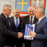 27.01.2020. Kielce. Przyznanie środków na realizację zadań inwestycyjnych w obiektach pełniących funkcje kulturalne. Na zdjęciu (od lewej): Andrzej Bętkowski - marszałek województwa świętokrzyskiego, Mariusz Gosek - członek zarządu województwa świętokrzyskiego, Marek Jońca - członek zarządu województwa świętokrzyskiego i Leszek Kuca - wójt gminy Ruda Maleniecka / Piotr Kwaśniewski / Radio Kielce