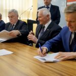 27.01.2020. Kielce. Przyznanie środków na realizację zadań inwestycyjnych w obiektach pełniących funkcje kulturalne. Na zdjęciu (od lewej): Mariusz Gosek - członek zarządu województwa świętokrzyskiego, Andrzej Bętkowski - marszałek województwa świętokrzyskiego, Marek Jońca - członek zarządu województwa świętokrzyskiego i Wacław Szarek - burmistrz Sędziszowa / Piotr Kwaśniewski / Radio Kielce