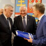 27.01.2020. Kielce. Przyznanie środków na realizację zadań inwestycyjnych w obiektach pełniących funkcje kulturalne. Na zdjęciu (od lewej): Andrzej Bętkowski - marszałek województwa świętokrzyskiego, Marek Jońca - członek zarządu województwa świętokrzyskiego i Wacław Szarek - burmistrz Sędziszowa / Piotr Kwaśniewski / Radio Kielce