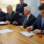 27.01.2020. Kielce. Przyznanie środków na realizację zadań inwestycyjnych w obiektach pełniących funkcje kulturalne. Na zdjęciu (od lewej): Mariusz Gosek - członek zarządu województwa świętokrzyskiego, Andrzej Bętkowski - marszałek województwa świętokrzyskiego, Marek Jońca - członek zarządu województwa świętokrzyskiego i Marcin Adamczyk - wójt gminy Bogoria / Piotr Kwaśniewski / Radio Kielce