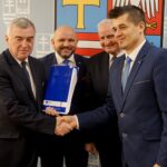 27.01.2020. Kielce. Przyznanie środków na realizację zadań inwestycyjnych w obiektach pełniących funkcje kulturalne. Na zdjęciu (od lewej): Andrzej Bętkowski - marszałek województwa świętokrzyskiego, Mariusz Gosek - członek zarządu województwa świętokrzyskiego, Marek Jońca - członek zarządu województwa świętokrzyskiego i Marcin Adamczyk - wójt gminy Bogoria / Piotr Kwaśniewski / Radio Kielce