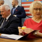 27.01.2020. Kielce. Przyznanie środków na realizację zadań inwestycyjnych w obiektach pełniących funkcje kulturalne. Na zdjęciu (od lewej): Marek Jońca - członek zarządu województwa świętokrzyskiego i Katarzyna Kondziołka - burmistrz Zawichostu / Piotr Kwaśniewski / Radio Kielce