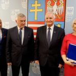 27.01.2020. Kielce. Przyznanie środków na realizację zadań inwestycyjnych w obiektach pełniących funkcje kulturalne. Na zdjęciu (od lewej): Mariusz Gosek - członek zarządu województwa świętokrzyskiego, Andrzej Bętkowski - marszałek województwa świętokrzyskiego, Marek Jońca - członek zarządu województwa świętokrzyskiego i Katarzyna Kondziołka - burmistrz Zawichostu / Piotr Kwaśniewski / Radio Kielce