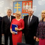27.01.2020. Kielce. Przyznanie środków na realizację zadań inwestycyjnych w obiektach pełniących funkcje kulturalne. Na zdjęciu (od lewej): Mariusz Gosek - członek zarządu województwa świętokrzyskiego, Andrzej Bętkowski - marszałek województwa świętokrzyskiego, Katarzyna Kondziołka - burmistrz Zawichostu, Marek Jońca - członek zarządu województwa świętokrzyskiego i Barbara Wójcik - skarbnik gminy Zawichost / Piotr Kwaśniewski / Radio Kielce