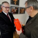 29.01.2020. Kielce. Pożegnanie Jana Główki. Na zdjęciu (od lewej): Jan Główka i Marek Maciągowski - dyrektor Ośrodka Myśli Patriotycznej i Obywatelskiej w Kielcach / Piotr Kwaśniewski / Radio Kielce