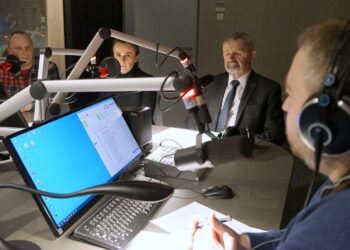 29.01.2020. Kielce. Punkty Widzenia. Na zdjęciu (od lewej): Władysław Zaucha - dyrektor Zespołu Szkół Elektrycznych w Kielcach, dr Anna Kaczor - Świętokrzyski Związek Pracodawców Prywatnych Lewiatan, Kazimierz Mądzik - świętokrzyski kurator oświaty i red. Daniel Lenart - Radio Kielce / Kamil Król / Radio Kielce