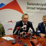 30.01.2020. Kielce. Podpisanie zarządzenia wojewody dotyczącego wyznaczenia miejsca do niszczenia materiałów wybuchowych. Na zdjęciu (od lewej): płk Paweł Chabielski - komendant Centrum Przygotowań do Misji Zagranicznych w Kielcach, Zbigniew Koniusz - wojewoda świętokrzyski i Tomasz Stawiński - prezes Mesko S.A. / Piotr Kwaśniewski / Radio Kielce
