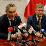 30.01.2020. Kielce. Podpisanie zarządzenia wojewody dotyczącego wyznaczenia miejsca do niszczenia materiałów wybuchowych. Na zdjęciu (od lewej): Zbigniew Koniusz - wojewoda świętokrzyski i Tomasz Stawiński - prezes Mesko S.A. / Piotr Kwaśniewski / Radio Kielce