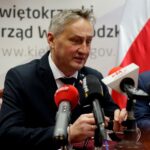 30.01.2020. Kielce. Podpisanie zarządzenia wojewody dotyczącego wyznaczenia miejsca do niszczenia materiałów wybuchowych. Na zdjęciu: Zbigniew Koniusz - wojewoda świętokrzyski / Piotr Kwaśniewski / Radio Kielce