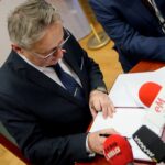 30.01.2020. Kielce. Podpisanie zarządzenia wojewody dotyczącego wyznaczenia miejsca do niszczenia materiałów wybuchowych. Na zdjęciu: Zbigniew Koniusz - wojewoda świętokrzyski / Piotr Kwaśniewski / Radio Kielce