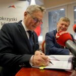 30.01.2020. Kielce. Podpisanie zarządzenia wojewody dotyczącego wyznaczenia miejsca do niszczenia materiałów wybuchowych. Na zdjęciu (od lewej): Zbigniew Koniusz - wojewoda świętokrzyski i Tomasz Stawiński - prezes Mesko S.A. / Piotr Kwaśniewski / Radio Kielce