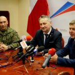 30.01.2020. Kielce. Podpisanie zarządzenia wojewody dotyczącego wyznaczenia miejsca do niszczenia materiałów wybuchowych. Na zdjęciu (od lewej): płk Paweł Chabielski - komendant Centrum Przygotowań do Misji Zagranicznych w Kielcach, Zbigniew Koniusz - wojewoda świętokrzyski i Tomasz Stawiński - prezes Mesko S.A. / Piotr Kwaśniewski / Radio Kielce