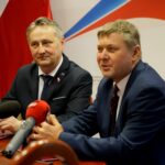 30.01.2020. Kielce. Podpisanie zarządzenia wojewody dotyczącego wyznaczenia miejsca do niszczenia materiałów wybuchowych. Na zdjęciu (od lewej): Zbigniew Koniusz - wojewoda świętokrzyski i Tomasz Stawiński - prezes Mesko S.A. / Piotr Kwaśniewski / Radio Kielce