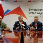 30.01.2020. Kielce. Podpisanie zarządzenia wojewody dotyczącego wyznaczenia miejsca do niszczenia materiałów wybuchowych. Na zdjęciu (od lewej): płk Paweł Chabielski - komendant Centrum Przygotowań do Misji Zagranicznych w Kielcach, Zbigniew Koniusz - wojewoda świętokrzyski i Tomasz Stawiński - prezes Mesko S.A. / Piotr Kwaśniewski / Radio Kielce