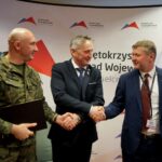 30.01.2020. Kielce. Podpisanie zarządzenia wojewody dotyczącego wyznaczenia miejsca do niszczenia materiałów wybuchowych. Na zdjęciu (od lewej): płk Paweł Chabielski - komendant Centrum Przygotowań do Misji Zagranicznych w Kielcach, Zbigniew Koniusz - wojewoda świętokrzyski i Tomasz Stawiński - prezes Mesko S.A. / Piotr Kwaśniewski / Radio Kielce