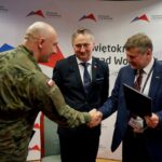 30.01.2020. Kielce. Podpisanie zarządzenia wojewody dotyczącego wyznaczenia miejsca do niszczenia materiałów wybuchowych. Na zdjęciu (od lewej): płk Paweł Chabielski - komendant Centrum Przygotowań do Misji Zagranicznych w Kielcach, Zbigniew Koniusz - wojewoda świętokrzyski i Tomasz Stawiński - prezes Mesko S.A. / Piotr Kwaśniewski / Radio Kielce