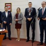 10.01.2020. Kielce. Wręczenie medali za długoletnie pożycie małżeńskie. Na zdjęciu (od lewej): Arkadiusz Kubiec - wiceprezydent Kielc, Kamil Suchański - przewodniczący Rady Miasta Kielce, Joanna Winiarska - wiceprzewodnicząca Rady Miasta Kielce, Bogdan Wenta - prezydent Kielc i Piotr Mołas - kierownik Urzędy Stanu Cywilnego w Kielcach / Piotr Kwaśniewski / Radio Kielce