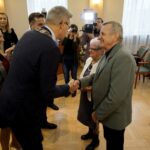 10.01.2020. Kielce. Wręczenie medali za długoletnie pożycie małżeńskie. Na zdjęciu (od lewej): Joanna Winiarska - wiceprzewodnicząca Rady Miasta Kielce, Bogdan Wenta - prezydent Kielc, Zdzisława Adamczyk i Andrzej Adamczyk / Piotr Kwaśniewski / Radio Kielce