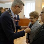 10.01.2020. Kielce. Wręczenie medali za długoletnie pożycie małżeńskie. Na zdjęciu (od lewej): Joanna Winiarska - wiceprzewodnicząca Rady Miasta Kielce, Bogdan Wenta - prezydent Kielc, Krystyna Szymczyk i Mirosław Szymczyk / Piotr Kwaśniewski / Radio Kielce