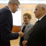 10.01.2020. Kielce. Wręczenie medali za długoletnie pożycie małżeńskie. Na zdjęciu (od lewej): Bogdan Wenta - prezydent Kielc, Krystyna Szymczyk i Mirosław Szymczyk / Piotr Kwaśniewski / Radio Kielce