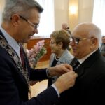 10.01.2020. Kielce. Wręczenie medali za długoletnie pożycie małżeńskie. Na zdjęciu (od lewej): Bogdan Wenta - prezydent Kielc, Krystyna Szymczyk i Mirosław Szymczyk / Piotr Kwaśniewski / Radio Kielce