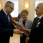 10.01.2020. Kielce. Wręczenie medali za długoletnie pożycie małżeńskie. Na zdjęciu (od lewej): Arkadiusz Kubiec - wiceprezydent Kielc, Krystyna Szymczyk i Mirosław Szymczyk / Piotr Kwaśniewski / Radio Kielce