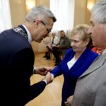 10.01.2020. Kielce. Wręczenie medali za długoletnie pożycie małżeńskie. Na zdjęciu (od lewej): Bogdan Wenta - prezydent Kielc. Anna Waligóra i Zdzisław Waligóra / Piotr Kwaśniewski / Radio Kielce