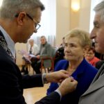 10.01.2020. Kielce. Wręczenie medali za długoletnie pożycie małżeńskie. Na zdjęciu (od lewej): Bogdan Wenta - prezydent Kielc. Anna Waligóra i Zdzisław Waligóra / Piotr Kwaśniewski / Radio Kielce