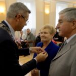 10.01.2020. Kielce. Wręczenie medali za długoletnie pożycie małżeńskie. Na zdjęciu (od lewej): Bogdan Wenta - prezydent Kielc. Anna Waligóra i Zdzisław Waligóra / Piotr Kwaśniewski / Radio Kielce