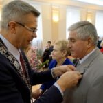 10.01.2020. Kielce. Wręczenie medali za długoletnie pożycie małżeńskie. Na zdjęciu (od lewej): Bogdan Wenta - prezydent Kielc. Anna Waligóra i Zdzisław Waligóra / Piotr Kwaśniewski / Radio Kielce