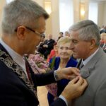 10.01.2020. Kielce. Wręczenie medali za długoletnie pożycie małżeńskie. Na zdjęciu (od lewej): Bogdan Wenta - prezydent Kielc. Anna Waligóra i Zdzisław Waligóra / Piotr Kwaśniewski / Radio Kielce