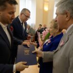 10.01.2020. Kielce. Wręczenie medali za długoletnie pożycie małżeńskie. Na zdjęciu (od lewej): Kamil Suchański - przewodniczący Rady Miasta Kielce, Arkadiusz Kubiec - wiceprezydent Kielc, Anna Waligóra i Zdzisław Waligóra / Piotr Kwaśniewski / Radio Kielce