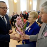 10.01.2020. Kielce. Wręczenie medali za długoletnie pożycie małżeńskie. Na zdjęciu (od lewej): Arkadiusz Kubiec - wiceprezydent Kielc, Anna Waligóra i Zdzisław Waligóra / Piotr Kwaśniewski / Radio Kielce