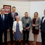 10.01.2020. Kielce. Wręczenie medali za długoletnie pożycie małżeńskie. Na zdjęciu (od lewej): Arkadiusz Kubiec - wiceprezydent Kielc, Bogdan Wenta - prezydent Kielc, Zdzisława Adamczyk, Andrzej Adamczyk, Joanna Winiarska - wiceprzewodnicząca Rady Miasta Kielce i Kamil Suchański - przewodniczący Rady Miasta Kielce / Piotr Kwaśniewski / Radio Kielce