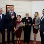 10.01.2020. Kielce. Wręczenie medali za długoletnie pożycie małżeńskie. Na zdjęciu (od lewej): Arkadiusz Kubiec - wiceprezydent Kielc, Bogdan Wenta - prezydent Kielc, Bogumiła Artemska, Janusz Artemski, Joanna Winiarska - wiceprzewodnicząca Rady Miasta Kielce i Kamil Suchański - przewodniczący Rady Miasta Kielce / Piotr Kwaśniewski / Radio Kielce