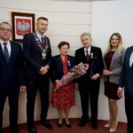 10.01.2020. Kielce. Wręczenie medali za długoletnie pożycie małżeńskie. Na zdjęciu (od lewej): Arkadiusz Kubiec - wiceprezydent Kielc, Bogdan Wenta - prezydent Kielc, Sabina Barszcz, Zygmunt Barszcz, Joanna Winiarska - wiceprzewodnicząca Rady Miasta Kielce i Kamil Suchański - przewodniczący Rady Miasta Kielce / Piotr Kwaśniewski / Radio Kielce