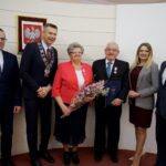 10.01.2020. Kielce. Wręczenie medali za długoletnie pożycie małżeńskie. Na zdjęciu (od lewej): Arkadiusz Kubiec - wiceprezydent Kielc, Bogdan Wenta - prezydent Kielc, Zofia Bąk, Józef Bąk, Joanna Winiarska - wiceprzewodnicząca Rady Miasta Kielce i Kamil Suchański - przewodniczący Rady Miasta Kielce / Piotr Kwaśniewski / Radio Kielce