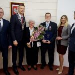 10.01.2020. Kielce. Wręczenie medali za długoletnie pożycie małżeńskie. Na zdjęciu (od lewej): Arkadiusz Kubiec - wiceprezydent Kielc, Bogdan Wenta - prezydent Kielc, Anna Czechowska, Jerzy Czechowski, Joanna Winiarska - wiceprzewodnicząca Rady Miasta Kielce i Kamil Suchański - przewodniczący Rady Miasta Kielce / Piotr Kwaśniewski / Radio Kielce