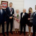 10.01.2020. Kielce. Wręczenie medali za długoletnie pożycie małżeńskie. Na zdjęciu (od lewej): Arkadiusz Kubiec - wiceprezydent Kielc, Bogdan Wenta - prezydent Kielc, Władysława Gumulska, Marian Gumulski, Joanna Winiarska - wiceprzewodnicząca Rady Miasta Kielce i Kamil Suchański - przewodniczący Rady Miasta Kielce / Piotr Kwaśniewski / Radio Kielce