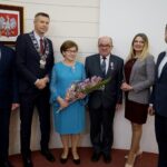 10.01.2020. Kielce. Wręczenie medali za długoletnie pożycie małżeńskie. Na zdjęciu (od lewej): Arkadiusz Kubiec - wiceprezydent Kielc, Bogdan Wenta - prezydent Kielc, Teresa Faszczewska, Józef Faszczewski, Joanna Winiarska - wiceprzewodnicząca Rady Miasta Kielce i Kamil Suchański - przewodniczący Rady Miasta Kielce / Piotr Kwaśniewski / Radio Kielce