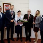 10.01.2020. Kielce. Wręczenie medali za długoletnie pożycie małżeńskie. Na zdjęciu (od lewej): Arkadiusz Kubiec - wiceprezydent Kielc, Bogdan Wenta - prezydent Kielc, Teodora Kaleta, Jan Kaleta, Joanna Winiarska - wiceprzewodnicząca Rady Miasta Kielce i Kamil Suchański - przewodniczący Rady Miasta Kielce / Piotr Kwaśniewski / Radio Kielce